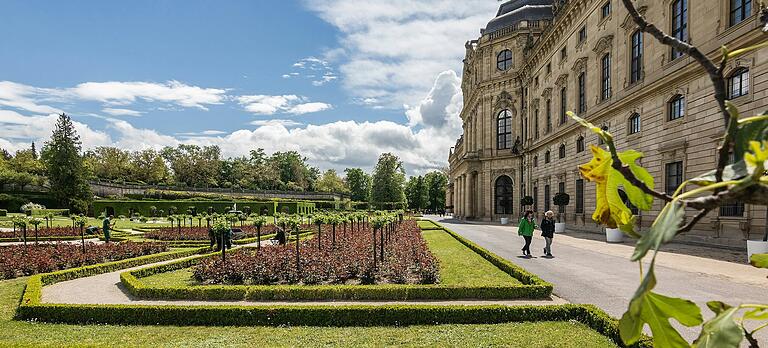 Die Würzburger Residenz ist Unesco-Weltkulturerbe und daher auch bei internationalen Touristen beliebt. Besonders in den sonnigen Monaten ist auch der Hofgarten eine beliebte grüne Oase in der Stadt.