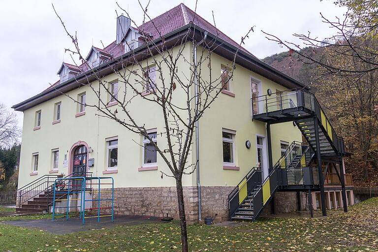 Die Erweiterung des Karsbacher Kindergartens kostete rund 405.000 Euro. Wegen der Nutzung des Obergeschosses musste außen eine zusätzliche Fluchttreppe angebracht werden.