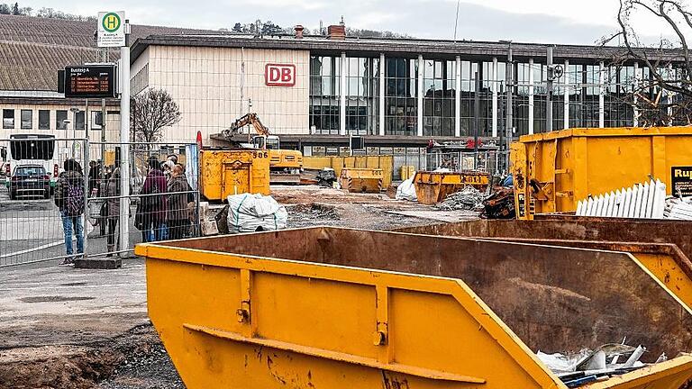 Pavillons am Bahnhofsvorplatz sind abgerissen       -  (ella)   Jetzt sind auch sie Geschichte. In den vergangenen Tagen wurden auch die Pavillons auf der Westseite des Bahnhofsplatzes &ndash; zum Busbahnhof hin &ndash; dem Erdboden gleich gemacht. Ursprünglich sollten die Pavillons aus den 1950er Jahren auf beiden Seiten des Bahnhofsvorplatzes bis zum Beginn der Landesgartenschau im Jahr 2018 am Hubland durch neue ersetzt werden. Weil sich aber herausstellte, dass der Fertigstellungstermin nicht gehalten werden konnte, wurden die Pavillons auf der Ostseite bereits im vorigen Sommer als Übergangslösung durch Grünflächen und große Blumenampeln ersetzt. Anstelle der nun verschwundenen Pavillons auf der Westseite des Platzes wird die frei gewordene Fläche nun in etwa vier Wochen mit Rollrasen begrünt, berichtet Rathaussprecher Christian Weiß auf Anfrage.