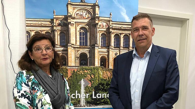 AfD-Landtagsabgeordneter Richard Graupner und Bürgermeisterin Sorya Lippert (CSU) bei der Eröffnung des Wahlkreisbüros Graupners in Schweinfurt.