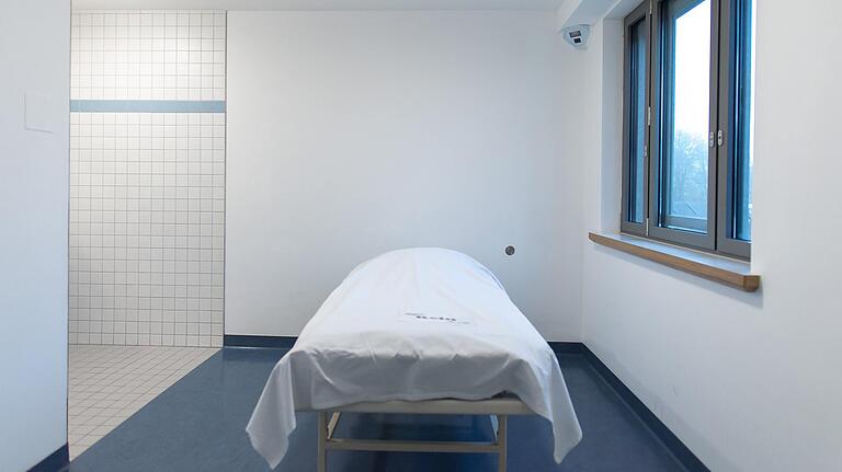 Gedacht für Ausnahmesituationen: Kriseninterventionsraum in der forensischen Psychiatrie des Bezirkskrankenhauses Werneck.