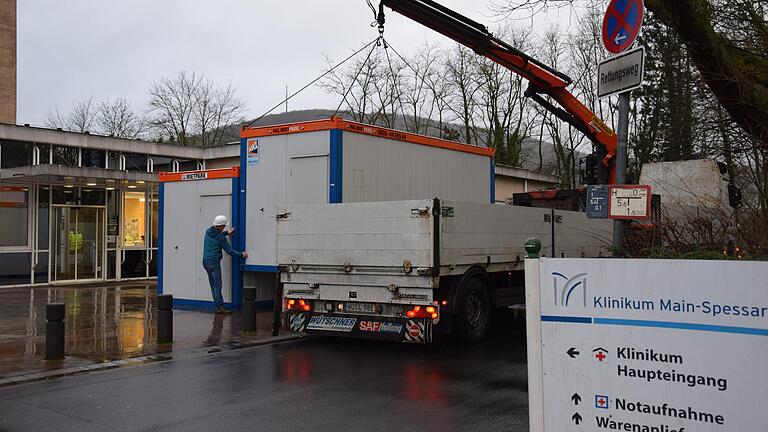 Vorsorgemaßnahme für Patienten und Mitarbeiter: Das Klinikum Main-Spessart stellt vor dem Haupteingang zwei Container als Anlaufstelle für Corona-Verdachtsfälle auf.