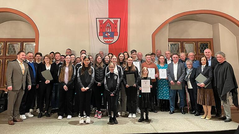 Die geehrten Sportlerinnen, Sportler und Ehrenamtlichen beim Ehrenabend im Historischen Rathaus in Dettelbach.