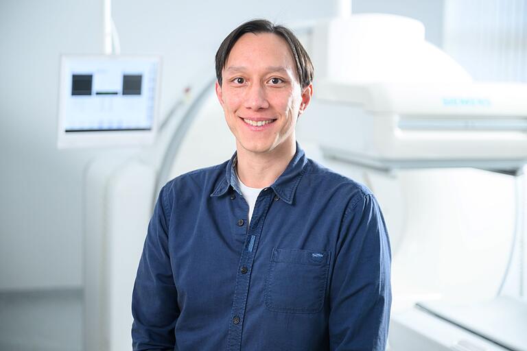 Johannes Tran-Gia, Physiker in der Klinik und Poliklinik für Nuklearmedizin des Uniklinikums Würzburg (UKW), erhält von der DFG geförderte Heisenberg-Professur für 'Multimodale Bildgebung und Theranostik'.
