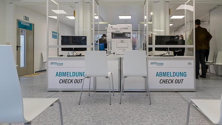 Bis auf diesen Stühlen im Impfzentrum auf dem Volksfestplatz die ersten Senioren über 80 Platz nehmen können, um auf ihre Impfung zu warten, wird noch einige Zeit verstreichen. Bis auf diesen Stühlen im Impfzentrum auf dem Volksfestplatz die ersten Senioren über 80 Platz nehmen können, um auf ihre Impfung zu warten, wird noch einige Zeit verstreichen.