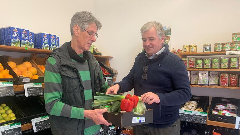 Armin Berninger (links) und Stefan Wagener bereiten eine Bestellung einer Kundin vor. Das gehört im Naturkostladen zum Service. Und den wird es auch nach der Neueröffnung geben.       -  Armin Berninger (links) und Stefan Wagener bereiten eine Bestellung einer Kundin vor. Das gehört im Naturkostladen zum Service. Und den wird es auch nach der Neueröffnung geben.