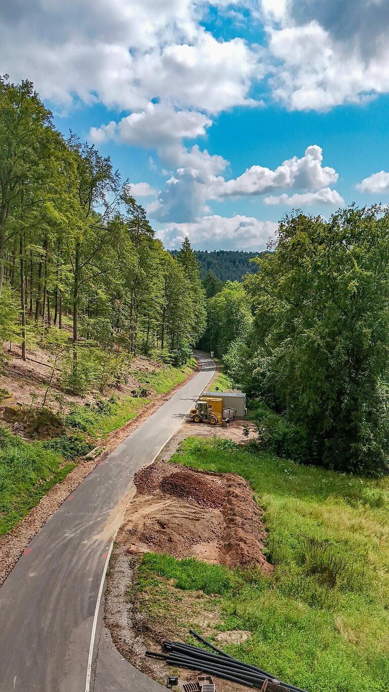 Der Landkreis investiert rund drei Millionen Euro in das Projekt, dies vollständig aus kreiskommunalen Mitteln. Bis Ende Oktober soll die Maßnahme fertig gestellt und die Straße wieder eröffnet werden. Der Landkreis investiert rund drei Millionen Euro in das Projekt, dies vollständig aus kreiskommunalen Mitteln. Bis Ende Oktober soll die Maßnahme fertig gestellt und die Straße wieder eröffnet werden.