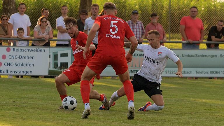 Zweikampfszene: Die Karlburger (von links) Tim Wagner und Marvin Schramm stoppen Leon Heinze vom TSV Aubstadt.