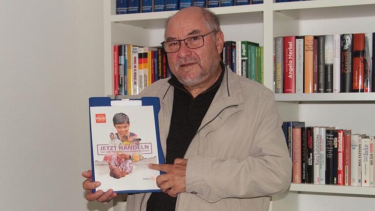 Vorstandsmitglied Dr. Helmut Hümmer vom Rotary-Club Haßfurt mit dem Flyer zum „Welt-Poliotag“.