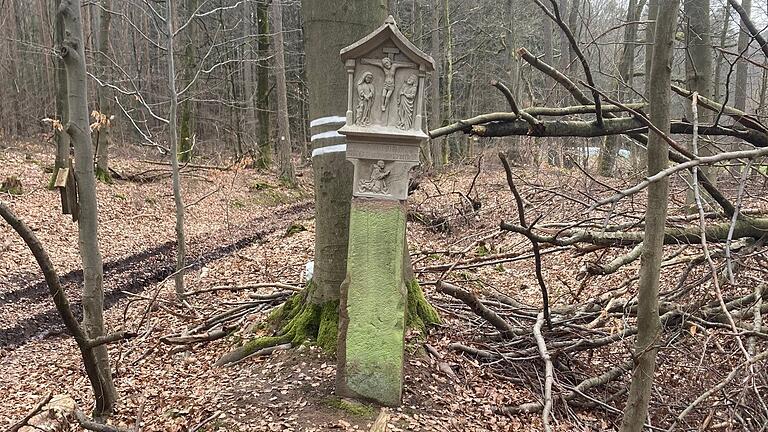 Auf Betreiben der städtischen Forstverwaltung steht der bei einem Sturm beschädigte Dildey-Bildstock wieder an der alten Stelle hinter dem Schanzkopf an der alten Lohrer Straße.