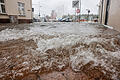 430988917.jpg       -  Eine Straße in der Innenstadt von Flensburg ist überflutet. Ein mächtiger Sturm drückt das Ostseewasser ans Land und sorgt für Überschwemmungen in Schleswig-Holstein.