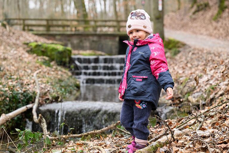 Wie weit kann ich gehen? Die Kinder lieben den Bach mit seinen vielen Kaskaden. Aber Voricht: Nasse Füsse machen im Winter keinen Spaß. Wie weit kann ich gehen? Die Kinder lieben den Bach mit seinen vielen Kaskaden. Aber Voricht: Nasse Füsse machen im Winter keinen Spaß.