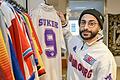 Ghaith Mousa ist passionierter Sammler von Retrotrikots von Fußballvereinen. Hier hält er seinen Liebling aus seiner Sammlung in der Hand.
