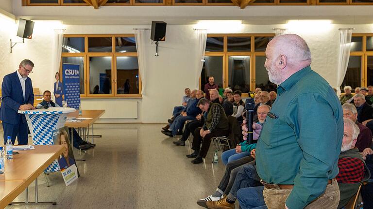 Am Ende des Abends hatten Zuhörerinnen und Zuhörer die Möglichkeit, Fragen zu stellen. Am Ende des Abends hatten Zuhörerinnen und Zuhörer die Möglichkeit, Fragen zu stellen.