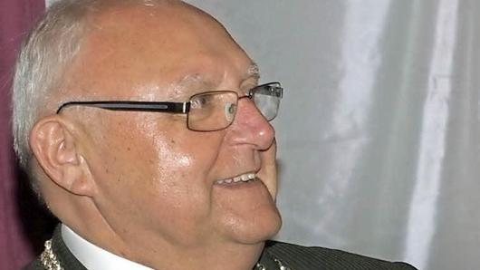 Der Gemeinderat verlieh Siegfried Erhard den Titel 'Altbürgermeister' per Urkunde. Foto: Stefan Geiger - Der Gemeinderat verlieh Siegfried Erhard den Titel 'Altbürgermeister' per Urkunde. Foto: Stefan Geiger Der Gemeinderat verlieh Siegfried Erhard den Titel 'Altbürgermeister' per Urkunde. Foto: Stefan Geiger - Der Gemeinderat verlieh Siegfried Erhard den Titel 'Altbürgermeister' per Urkunde. Foto: Stefan Geiger
