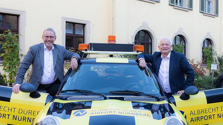 Michael Hupe (links), Geschäftsführer des Nürnberger Flughafens, und Ryanair-Chef Eddie Wilson bei einer Presseveranstaltung Ende September in Würzburg.