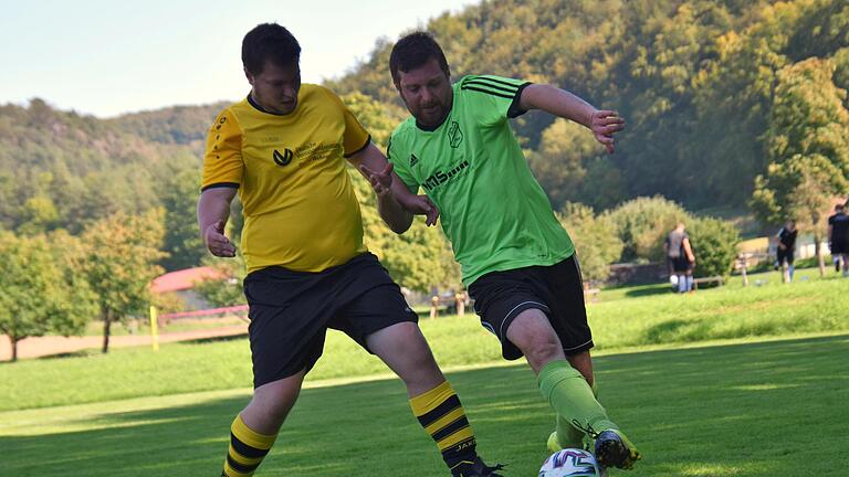 Keinen Weg vorbei an der SG Hassenbach fand der SV Machtilshausen II angesichts der 0:4-Niederlage: Auf unserem Bild bremst SG-Kicker Dennis Gütlein (links) den Elan vom SVler Andre Vierheilig.       -  Keinen Weg vorbei an der SG Hassenbach fand der SV Machtilshausen II angesichts der 0:4-Niederlage: Auf unserem Bild bremst SG-Kicker Dennis Gütlein (links) den Elan vom SVler Andre Vierheilig.