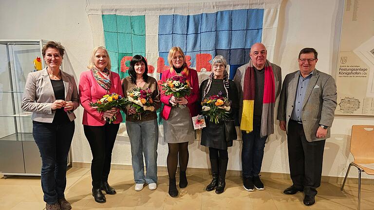 Die Ausstellung 'Tanz der Maschen' wurde am Weltfrauentag eröffnet (von links): Sabine Rhein (Stadträtin), Susanne Weizendörfer (Präsidentin der Regierung von Unterfranken), Viktoria Fräse (Leiterin des interkulturellen Handarbeitstreffs), Renate Knaut (VHS und Leiterin des internationalen Frauencafés), Christine Wehe-Bamberger (Kuratorin), Andreas Rottmann (Museumsleiter) und Josef Demar (stellvertretender Landrat). Die Ausstellung 'Tanz der Maschen' wurde am Weltfrauentag eröffnet (von links): Sabine Rhein (Stadträtin), Susanne Weizendörfer (Präsidentin der Regierung von Unterfranken), Viktoria Fräse (Leiterin des interkulturellen Handarbeitstreffs), Renate Knaut (VHS und Leiterin des internationalen Frauencafés), Christine Wehe-Bamberger (Kuratorin), Andreas Rottmann (Museumsleiter) und Josef Demar (stellvertretender Landrat).