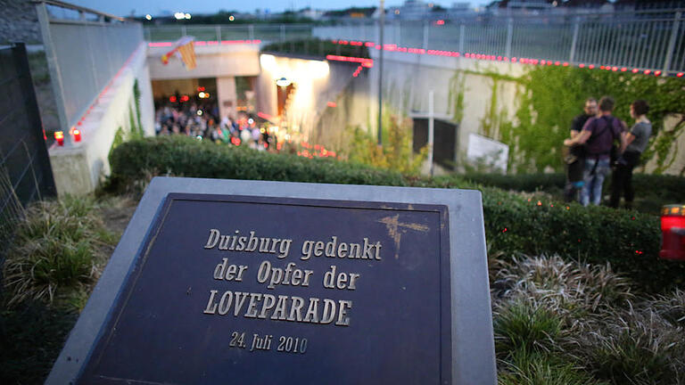 Nacht der 1000 Lichter       -  Kerzen an der Unglücksstelle der Loveparade 2010. Vor fünf Jahren waren 21 Menschen bei einer Massenpanik ums Leben gekommen, Hunderte wurden verletzt.