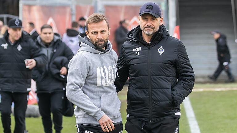 Der alte und der neue Kickers-Trainer: Bernhard Trares (rechts) ist inzwischen der neue Mann der Rothosen an der Seitenlinie, Michael Schiele trägt vielleicht bald ein neues Logo auf der Brust: Der Aufstiegstrainer der Kickers ist der heißeste Kandidat auf den vakanten Posten beim MSV Duisburg.