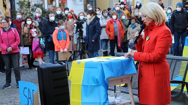 Eine Mahnwache für den Frieden hat am Dienstag, dem internationalen Frauentag, am Kitzinger Marktplatz stattgefunden.  Zu dieser überparteilichen Friedensdemo eingeladen hatte der Ortsverband der Kitzinger Grünen. Im Bild: Landrätin Tamara Bischof bei ihrer Ansprache.