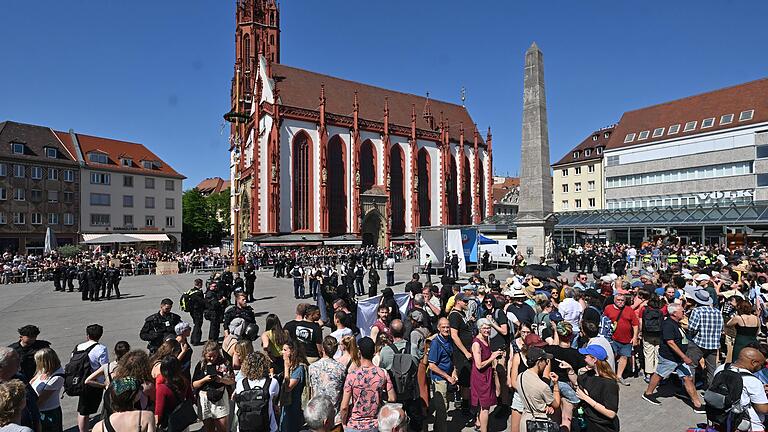 Der Platz in der Mitte des Unteren Marktes war für die Kundgebung von Björn Höcke abgesperrt. Die Protestierenden verhinderten, dass diese Kundgebung stattfinden konnte.&nbsp; &nbsp;&nbsp;