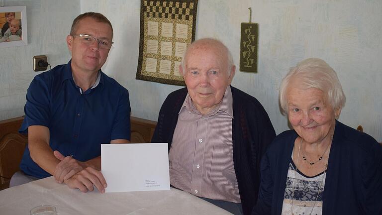 Helmut Krank wurde 90 Jahre alt. Im Namen der Stadt Marktheidenfeld gratulierte stellvertretender Bürgermeister Christian Menig. Rechts die Frau von Helmut Krank, Elisabeth.