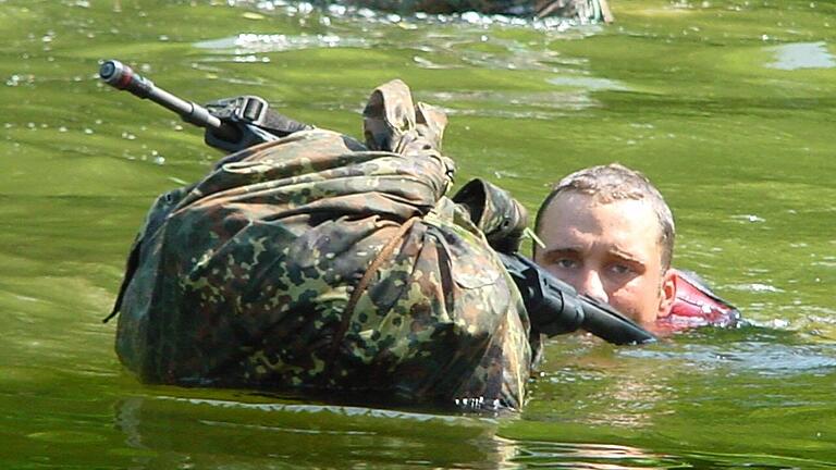Die Einzelkämpfer-Ausbildung der Bundeswehr in Hammelburg ist besonders anspruchsvoll. Die Einzelkämpfer-Ausbildung der Bundeswehr in Hammelburg ist besonders anspruchsvoll.