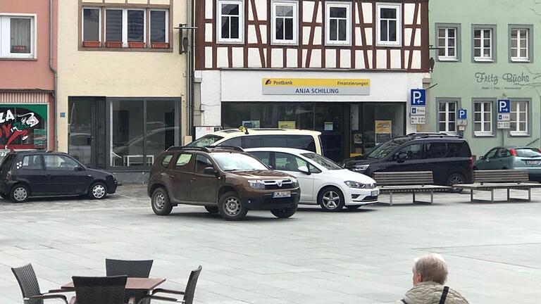 Nicole Seemann hat es im Bild festgehalten: Wenn kein Parkplatz mehr frei ist, stellen Fahrer ihre Autos auch einfach mal direkt auf dem Marktplatz in Mellrichstadt ab.