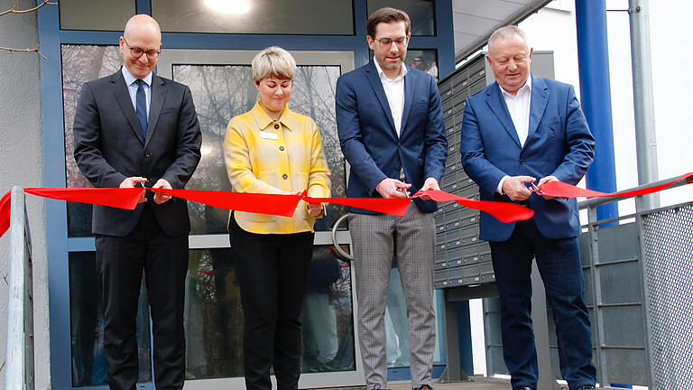 OB Dirk Vogel, Klinikgeschäftsführerin Claudia Holland-Jopp, Christoph Aberle und Landrat Thomas Bold eröffnen die Wohnanlage. OB Dirk Vogel, Klinikgeschäftsführerin Claudia Holland-Jopp, Christoph Aberle und Landrat Thomas Bold eröffnen die Wohnanlage.