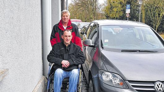 Das Parken auf der Straße ist erlaubt; dennoch parken immer wieder Autofahrer auf dem Gehsteig mit dem Effekt, dass Rollstuhlfahrer größte Schwierigkeiten haben, den Gehsteig zu benutzen. Unser Bild zeigt Manfred Finster und Stephan Schneider im Rollstuhl.