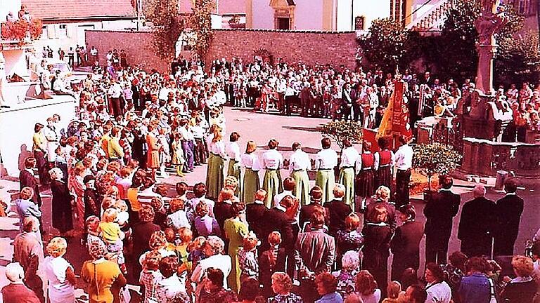 Ein Meilenstein in der Vereinsgeschichte des Karnevalsvereins Weingenießerclub Nordheim war die Fahnenweihe im Jahr 1976 an der Mariensäule in der Ortsmitte. Ein Meilenstein in der Vereinsgeschichte des Karnevalsvereins Weingenießerclub Nordheim war die Fahnenweihe im Jahr 1976 an der Mariensäule in der Ortsmitte.