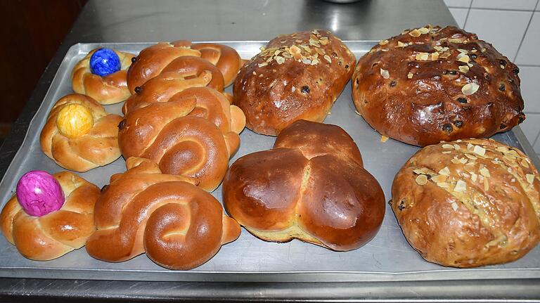 In kulinarischer Hinsicht ist das Osterfest gerettet. Osterbrote, darunter rechts das italienische Pinsa-Brot, gebackene Eierbecher und 'Schneckenhasen' tummeln sich fertig auf dem Backblech.&nbsp;&nbsp;