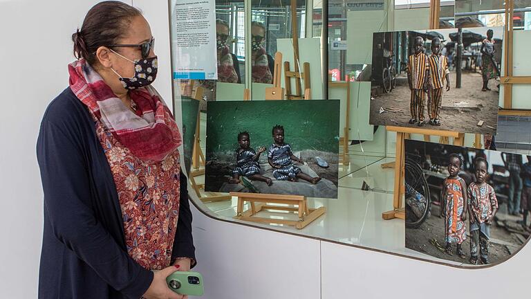 Schaufenster-Galerie-Zeit: Noch bis 14. November lockt die Unicef-Ausstellung in die Kitzinger Innenstadt.