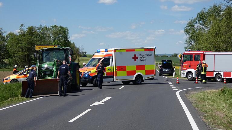 An dieser Einmündung bog der Traktorfahrer nach links ab und übersah dabei offenbar den vorfahrtsberechtigten Motorradfahrer, der in der Folge gegen die Ladeschaufel&nbsp; prallte.