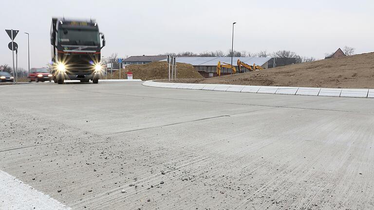 Der neue Kreisverkehr am Kitzinger Gewerbepark ConneKT ist aus Beton und zeigt sich an seiner Oberfläche sehr rau.