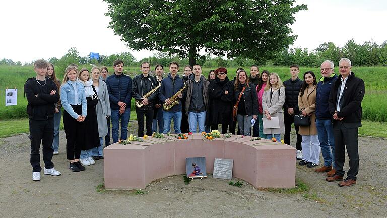 Die Schülerinnen und Schüler des Olympia-Morata-Gymnasiums veranstalteten gemeinsam mit der 'Initiative gegen das Vergessen' eine Gedenkveranstaltung am Zwangsarbeiter-Gedenkort 'Drei Linden'.