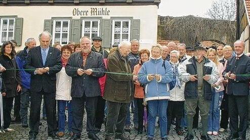 Im Beisein vieler Wanderfreunde durchschnitten Arge-Geschäftsführer Ewald Klüber, Fladungens Bürgermeister Robert Müller, Günter und Regina Rinke sowie Landrat Thomas Habermann das symbolische Band zur Eröffnung der &bdquo;Museumstour&ldquo;.