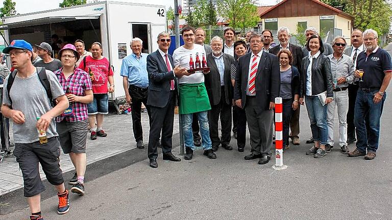 Lückenschluss mit Imbiss, Parkplatz und WC - Es ist viel geschehen in den letzten Jahren in der Zellerau. Am Dienstagnachmittag wurde nun offiziell der letzte Baustein der Umgestaltung der Mainwiesen eröffnet. Direkt am Radweg nach Zell, auf einem Teil des früheren DJK-Geländes, gibt es jetzt Parkplätze, eine behindertengerechte Toilettenanlage und in den Sommermonaten einen Kiosk, in dem Speisen und Getränke verkauft werden. Zu verdanken sei dies vor allem den Verantwortlichen der DJK, die mit ihrer Bereitschaft, auf einen Teil ihrer Flächen zu verzichten, den Weg für diese Maßnahme frei gemacht hätten, lobte Bürgermeister Adolf Bauer bei der Eröffnung. In seiner ersten Einladung sei von der Eröffnung einer Toilettenanlage die Rede gewesen, scherzte er. „Aber da ist ja alles dabei, Parkplätze, Kiosk und die Toilettenanlage.“ Zudem befinden sich in unmittelbarer Nähe der Übungshafen der Feuerwehr, die neu angelegten Grillplätze und die im vergangenen Jahr eingeweihte Skateranlage, deren „Einzugsgebiet“ mittlerweile weit über die Zellerau hinausreicht. „Man geht gerne in die Zellerau“, fuhr Bauer fort, „weil hier in den letzten Jahren so viel passiert ist, was aber ja nicht nur für die Zellerauer getan wurde, sondern für alle Würzburger.“ Auch Stadtbaurat Christian Baumgart dankte der DJK für die „Umsortierung“ der Flächen. Nur dadurch hätten die drei Ziele der Maßnahme erreicht werden können, nämlich die Mainwiesen von parkenden Fahrzeugen freizuhalten, gleichzeitig damit den Kreuzungsbereich am Mainradweg zu entschärfen und durch die Toilettenanlage die Aufenthaltsqualität im Bereich der Mainwiesen zu erhöhen. Baumgart wusste weiter zu berichten, dass die neue WC-Anlage die erste im Stadtgebiet sei, die im Rahmen eines Pilotprojektes durch einen direkten Notruf mit dem BRK verbunden sei. Weiter werde noch in diesem Jahr mit den Arbeiten zur Vollendung des Grünstreifens, der als „Grüne Mitte“ die Zellerau durchziehe, auch im Bereich der Mauern des Klosters Himmelspforten begonnen. Auch dafür habe die DJK Flächen zur Verfügung gestellt. Ebenso stellte Baumgart einen neuen Übergang über die Mainaustraße in diesem Zusammenhang in Aussicht. Musikalisch begleitet wurde die Feier von der Inklusionsband Mosaik mit Steffi List höchstpersönlich an der Gitarre, während Mitarbeiter der Lebenshilfe auf Tabletts kleine Speisen und Getränke als eine Art Vorgeschmack auf das anboten, was sich dort zukünftig als weiteres Angebot präsentiert. Ab sofort nämlich steht direkt am Radweg ein Imbisswagen, der von „Inca's Esswerk“ betrieben wird. „Inca“ steht dabei für „Inklusion Catering GmbH Mainfranken“, einer hundertprozentigen Tochtergesellschaft der Mainfränkischen Werkstätten, wie Inca-Prokurist Alexander Seith erläuterte. Dort gibt es vieles, um Hunger und Durst der Skater und Radfahrer auf dem vorbeiführenden Weg zu stillen. Geöffnet ist der mit „Inca“-Mitarbeitern besetzte Wagen laut Seith ab sofort täglich außer montags von 12 bis 20 Uhr. Die Gesamtkosten des Gemeinschaftsprojekts von Bau-, Sozial- und Umweltreferat, in dessen Planung auch Bürger in Arbeitsgruppen eingebunden waren, liegen bei rund 770 000 Euro. Gefördert wird die Maßnahme durch das Bund-Länder-Programm Soziale Stadt. Lückenschluss mit Imbiss, Parkplatz und WC - Es ist viel geschehen in den letzten Jahren in der Zellerau. Am Dienstagnachmittag wurde nun offiziell der letzte Baustein der Umgestaltung der Mainwiesen eröffnet. Direkt am Radweg nach Zell, auf einem Teil des früheren DJK-Geländes, gibt es jetzt Parkplätze, eine behindertengerechte Toilettenanlage und in den Sommermonaten einen Kiosk, in dem Speisen und Getränke verkauft werden. Zu verdanken sei dies vor allem den Verantwortlichen der DJK, die mit ihrer Bereitschaft, auf einen Teil ihrer Flächen zu verzichten, den Weg für diese Maßnahme frei gemacht hätten, lobte Bürgermeister Adolf Bauer bei der Eröffnung. In seiner ersten Einladung sei von der Eröffnung einer Toilettenanlage die Rede gewesen, scherzte er. „Aber da ist ja alles dabei, Parkplätze, Kiosk und die Toilettenanlage.“ Zudem befinden sich in unmittelbarer Nähe der Übungshafen der Feuerwehr, die neu angelegten Grillplätze und die im vergangenen Jahr eingeweihte Skateranlage, deren „Einzugsgebiet“ mittlerweile weit über die Zellerau hinausreicht. „Man geht gerne in die Zellerau“, fuhr Bauer fort, „weil hier in den letzten Jahren so viel passiert ist, was aber ja nicht nur für die Zellerauer getan wurde, sondern für alle Würzburger.“ Auch Stadtbaurat Christian Baumgart dankte der DJK für die „Umsortierung“ der Flächen. Nur dadurch hätten die drei Ziele der Maßnahme erreicht werden können, nämlich die Mainwiesen von parkenden Fahrzeugen freizuhalten, gleichzeitig damit den Kreuzungsbereich am Mainradweg zu entschärfen und durch die Toilettenanlage die Aufenthaltsqualität im Bereich der Mainwiesen zu erhöhen. Baumgart wusste weiter zu berichten, dass die neue WC-Anlage die erste im Stadtgebiet sei, die im Rahmen eines Pilotprojektes durch einen direkten Notruf mit dem BRK verbunden sei. Weiter werde noch in diesem Jahr mit den Arbeiten zur Vollendung des Grünstreifens, der als „Grüne Mitte“ die Zellerau durchziehe, auch im Bereich der Mauern des Klosters Himmelspforten begonnen. Auch dafür habe die DJK Flächen zur Verfügung gestellt. Ebenso stellte Baumgart einen neuen Übergang über die Mainaustraße in diesem Zusammenhang in Aussicht. Musikalisch begleitet wurde die Feier von der Inklusionsband Mosaik mit Steffi List höchstpersönlich an der Gitarre, während Mitarbeiter der Lebenshilfe auf Tabletts kleine Speisen und Getränke als eine Art Vorgeschmack auf das anboten, was sich dort zukünftig als weiteres Angebot präsentiert. Ab sofort nämlich steht direkt am Radweg ein Imbisswagen, der von „Inca's Esswerk“ betrieben wird. „Inca“ steht dabei für „Inklusion Catering GmbH Mainfranken“, einer hundertprozentigen Tochtergesellschaft der Mainfränkischen Werkstätten, wie Inca-Prokurist Alexander Seith erläuterte. Dort gibt es vieles, um Hunger und Durst der Skater und Radfahrer auf dem vorbeiführenden Weg zu stillen. Geöffnet ist der mit „Inca“-Mitarbeitern besetzte Wagen laut Seith ab sofort täglich außer montags von 12 bis 20 Uhr. Die Gesamtkosten des Gemeinschaftsprojekts von Bau-, Sozial- und Umweltreferat, in dessen Planung auch Bürger in Arbeitsgruppen eingebunden waren, liegen bei rund 770 000 Euro. Gefördert wird die Maßnahme durch das Bund-Länder-Programm Soziale Stadt.