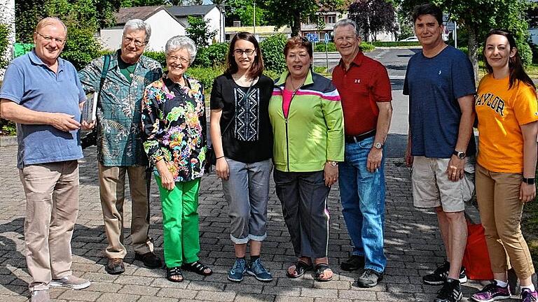 Das war im Juli in Bad Königshofen und wird ebenfalls im Bilddokument im Magazin &bdquo;Arlington today&ldquo; erwähnt: Die Familie Greene zu Gast bei Ernst Oestreicher (links), der Einblicke in die Berufsfachschule für Musik in Bad Königshofen gab. Unser Bild zeigt weiter von links Richard, Silvia und Ashley Greene, Shelia Gibson, Don Higgins, Trey Yelverton und seine Tochter Elizabeth.