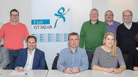 Karten für Gala-Abend am 20. März zu gewinnen       -  Die Aktion &bdquo;Fair ist mehr&ldquo; der Main-Post &ndash; unterstützt von der Anwaltskanzlei Bendel & Partner &ndash; wurde 1991 ins Leben gerufen. Mit ihr wird vorbildliches Verhalten im Sport gewürdigt. Kürzlich wählte eine Jury aus den fairen sportlichen Aktionen, die der Redaktion im Jahr 2017 gemeldet worden waren, die Preisträger aus. Der Jury gehörten aktive und ehemalige Sportler, Sportfunktionäre und Vertreter der Sportredaktion an.  Einige Jury-Mitglieder gaben ihre Stimme auch schriftlich ab. Wem genau die vier Preise (inklusive eines Jugendpreises) zugedacht worden sind, ist wie immer ein Geheimnis und wird erst am 20. März beim Siegerehrungs-Galaabend im Vogel-Convention-Center Würzburg verraten. Stargast an diesem Abend ist Biathletin Kati Wilhelm aus Thüringen (dreifache Olympiasiegerin,  fünffache Weltmeisterin, Weltcup-Gesamtsiegerin  2005/ 2006). Sie, liebe Leserinnen und Leser, können an diesem Abend dabei sein: In Zusammenarbeit mit der Kanzlei Bendel & Partner verlosen wir zehnmal zwei Ehrenkarten. Wenn Sie gewinnen wollen, schicken Sie bis Dienstag, 12 Uhr, eine E-Mail mit dem Stichwort 'Fair ist mehr', Ihrer Adresse und Telefonnummer an red.sport@mainpost.de. Die Gewinner werden benachrichtigt. Der Rechtsweg ist ausgeschlossen. Viel Glück!  Unser Bild zeigt die Jury mit: (vorne von links) Rolf Eppelein (Ehrenbezirksvorsitzender BLSV), Manfred Werner (Präsident Deutscher Ringer-Bund), Nils Pöpperl (Rechtsanwaltskanzlei Bendel & Partner/Fair-ist-mehr-Sponsor), Eike Lenz, Carolin Münzel (beide Main-Post), Christa Öchsner (Frauenbeauftragte BLSV) und Norbert Hohler (Main-Post); (hinten von links) Hans-Peter Heimbeck (Vorsitzender Bezirkssportgericht BFV), Günter Wolf (früherer Wasserball-Nationalspieler und Olympiateilnehmer SV 05 Würzburg), Jürgen Pfau (Bezirksvorsitzender BFV), Wolfgang Rüger (Bezirksvorsitzender Handball), Bernd Reitstetter (Bezirksspielleiter BFV), Anton Kendl (Bezirks-Ehrenvorsitzender der BLSV-Sportjugend), Uli Sommerkorn und Michael Bauer (beide Main-Post).