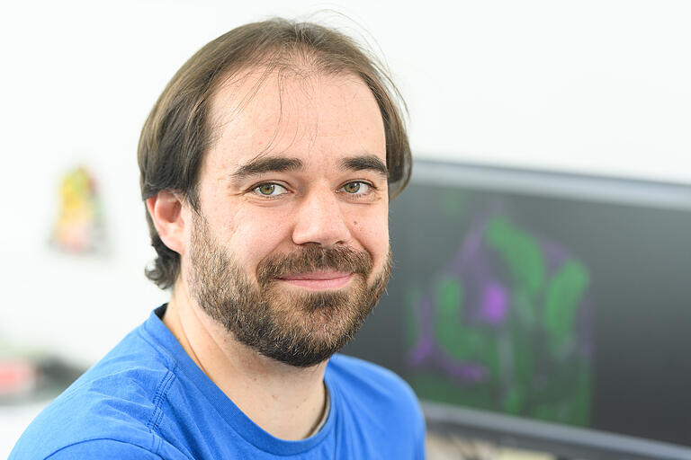 Dr. Thomas Münz vom Lehrstuhl für Verhaltensphysiologie und Soziobiologie an der Universität Würzburg erzählt bei der Kinderuni am Samstag, 29.6. 2019, in der Neuen Universität am Sanderring von seiner Arbeit mit den Bienen. Dr. Thomas Münz vom Lehrstuhl für Verhaltensphysiologie und Soziobiologie an der Universität Würzburg erzählt bei der Kinderuni am Samstag, 29.6. 2019, in der Neuen Universität am Sanderring von seiner Arbeit mit den Bienen.