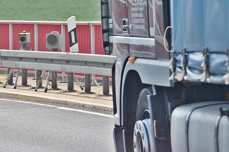 Die Verkehrsinspektion Schweinfurt hatte auf der B 285 die althergebrachten Lichtschrankenmessgeräte installiert und zwar auf beiden Seiten der Fahrbahn. Die Verkehrsinspektion Schweinfurt hatte auf der B 285 die althergebrachten Lichtschrankenmessgeräte installiert und zwar auf beiden Seiten der Fahrbahn.