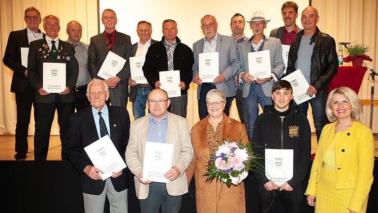 Sie waren alle für den Ehrenamtspreis des Landkreises nominiert, Preisträger waren (vorne von links): Erich Seifert, Jürgen und Ingrid Ruft, Tobias Hauck und Landrätin Tamara Bischof.