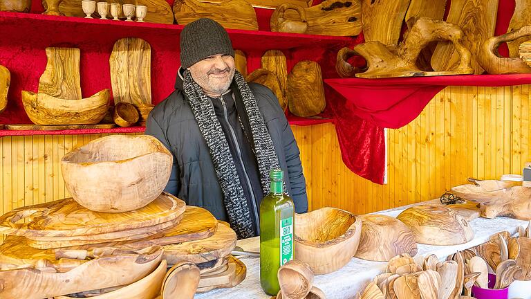 Idris Gholami selbst war zum ersten Mal auf dem Schweinfurter Weihnachtsmarkt, wo er heuer den Stand mit den Olivenholz-Artikeln betreute. Idris Gholami selbst war zum ersten Mal auf dem Schweinfurter Weihnachtsmarkt, wo er heuer den Stand mit den Olivenholz-Artikeln betreute.