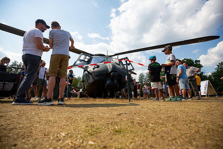 Neben vielen Fahrzeugen gab es auch Hubschrauber des Heeres zu sehen, wie hier den Mehrzweckhubschrauber NH-90. Neben vielen Fahrzeugen gab es auch Hubschrauber des Heeres zu sehen, wie hier den Mehrzweckhubschrauber NH-90. 