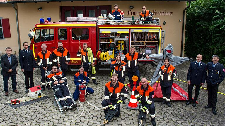 Bürgermeister Michael Pfanzer, 1.Kdt. Stefan Geuder, Georg Dopf, Markus Stadelmann, Florian Leimig, Isabel Hirsch, Maximilian Schmidt, Michael Schlelein, Nadine Gröschel, Gruppenführer Philipp Schumann, Bernd Ley, Katrin Ley, 2.Kdt. Volker Veeh, 1. Kdt. Jochen Gleiß, auf dem Fahrzeugdach: Alexander Gleiß, Katrin Glöckner. Bürgermeister Michael Pfanzer, 1.Kdt. Stefan Geuder, Georg Dopf, Markus Stadelmann, Florian Leimig, Isabel Hirsch, Maximilian Schmidt, Michael Schlelein, Nadine Gröschel, Gruppenführer Philipp Schumann, Bernd Ley, Katrin Ley, 2.Kdt. Volker Veeh, 1. Kdt. Jochen Gleiß, auf dem Fahrzeugdach: Alexander Gleiß, Katrin Glöckner.