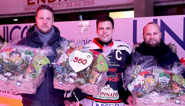 Ehre, wem Ehre gebührt: Für ihre Leistungen für den Verein wurden (von links) David Franek (meiste Scorerpunkte), der aktuelle Kapitän Christian Dietrich (für 350 Spiele) sowie der 'Hexer' Martin Hildebrand (mit 387 die meisten ESC-Einsätze insgesamt) geehrt. Ehre, wem Ehre gebührt: Für ihre Leistungen für den Verein wurden (von links) David Franek (meiste Scorerpunkte), der aktuelle Kapitän Christian Dietrich (für 350 Spiele) sowie der 'Hexer' Martin Hildebrand (mit 387 die meisten ESC-Einsätze insgesamt) geehrt.