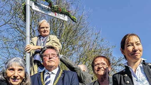 Ein Weg für einen großen Künstler: Witwe Hella Lenz, Hermann Gerlinger (hinten), Bürgermeister Adolf Bauer, Bürgermeisterin Marion Schäfer-Blake und Tochter Barbara Lenz (von links) bei der Enthüllung des Schildes für den Wolfgang-Lenz-Weg. Ein Weg für einen großen Künstler: Witwe Hella Lenz, Hermann Gerlinger (hinten), Bürgermeister Adolf Bauer, Bürgermeisterin Marion Schäfer-Blake und Tochter Barbara Lenz (von links) bei der Enthüllung des Schildes für den Wolfgang-Lenz-Weg.