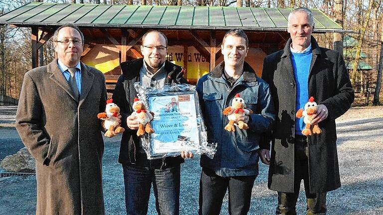Waldweihnacht am Sonntag - (hh) Das Programm der Waldweihnacht am Sonntag, 13. Dezember, und die Präsentation eines weiteren Hauptsponsors waren die Gründe für einen Medientermin im Wildpark. Neuer Hauptsponsor ist die Weber und Laus GbR, Veranstaltungstechnik, Musikproduktion und Werbemittel aus Bad Kissingen. Ohne Sponsoren könne die „schönste Schweinfurter Einrichtung“, so der für den Wildpark zuständige Referent Ralf Brettin, nicht leben. Nur mit ihrer Hilfe gelänge es, immer wieder neue Highlights zu schaffen. Das „Ehren-Dank-Tier-Papier“ nahmen Markus Weber und Matthias Laus (Mitte von links) von Brettin (links) und Wildparkleiter Thomas Leier (rechts) entgegen. Die Waldweihnacht beginnt am 13. Dezember um 16 Uhr. Mit dabei sind Engel Luzie, die Pleichfelder Alphornbläser, das Tropmetenquartett der Musikschule und als musikalischer Leckerbissen 4forfun. Besonders erwartungsfroh sind heuer die Mädchen und Buben des Kindergartens von Maria Hilf. Neben dem bekannten Angebot von Stadt, dem Bürgerverein Deutschhof und den Freunden des Wildparks wie Glühwein, Kinderpunsch und Plätzchen gibt es Flammkuchen und erstmals erfüllen sich auch Wünsche am „Tor der Wünsche“ mit Unterstützung der Firma Beständig (Gochsheim). Um Parkprobleme zu vermeiden, wird die stadteinwärts rechte Seite der Staatsstraße vom Hockeyklub bis Wildpark zum Parken freigegeben. Waldweihnacht am Sonntag - (hh) Das Programm der Waldweihnacht am Sonntag, 13. Dezember, und die Präsentation eines weiteren Hauptsponsors waren die Gründe für einen Medientermin im Wildpark. Neuer Hauptsponsor ist die Weber und Laus GbR, Veranstaltungstechnik, Musikproduktion und Werbemittel aus Bad Kissingen. Ohne Sponsoren könne die „schönste Schweinfurter Einrichtung“, so der für den Wildpark zuständige Referent Ralf Brettin, nicht leben. Nur mit ihrer Hilfe gelänge es, immer wieder neue Highlights zu schaffen. Das „Ehren-Dank-Tier-Papier“ nahmen Markus Weber und Matthias Laus (Mitte von links) von Brettin (links) und Wildparkleiter Thomas Leier (rechts) entgegen. Die Waldweihnacht beginnt am 13. Dezember um 16 Uhr. Mit dabei sind Engel Luzie, die Pleichfelder Alphornbläser, das Tropmetenquartett der Musikschule und als musikalischer Leckerbissen 4forfun. Besonders erwartungsfroh sind heuer die Mädchen und Buben des Kindergartens von Maria Hilf. Neben dem bekannten Angebot von Stadt, dem Bürgerverein Deutschhof und den Freunden des Wildparks wie Glühwein, Kinderpunsch und Plätzchen gibt es Flammkuchen und erstmals erfüllen sich auch Wünsche am „Tor der Wünsche“ mit Unterstützung der Firma Beständig (Gochsheim). Um Parkprobleme zu vermeiden, wird die stadteinwärts rechte Seite der Staatsstraße vom Hockeyklub bis Wildpark zum Parken freigegeben.